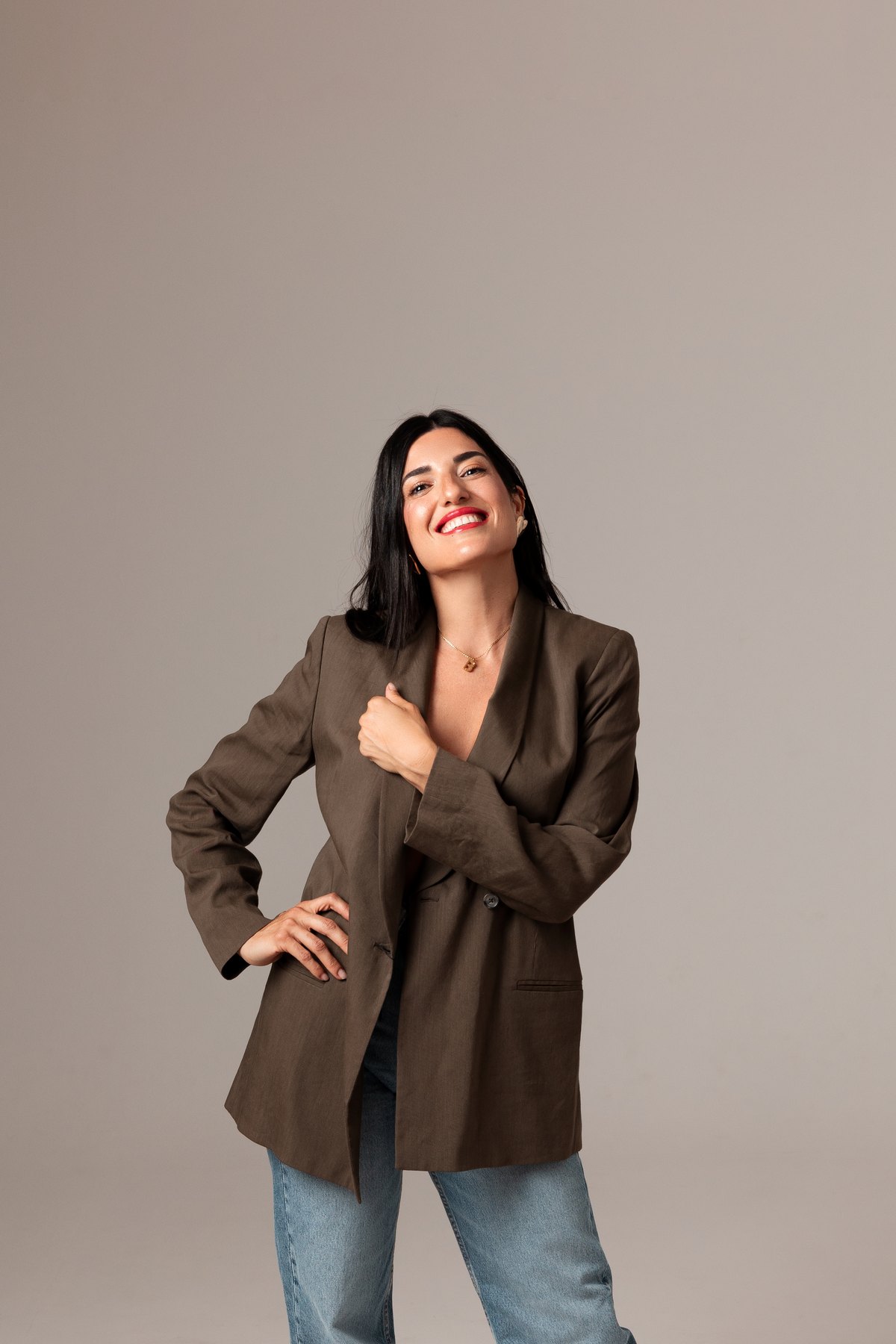La doctora Olaya Santos sonriendo, con americana
